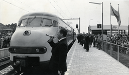 401727 Afbeelding van de officiële opening van het N.S.-station Utrecht Overvecht te Utrecht door J.H. Hogendoorn, ...